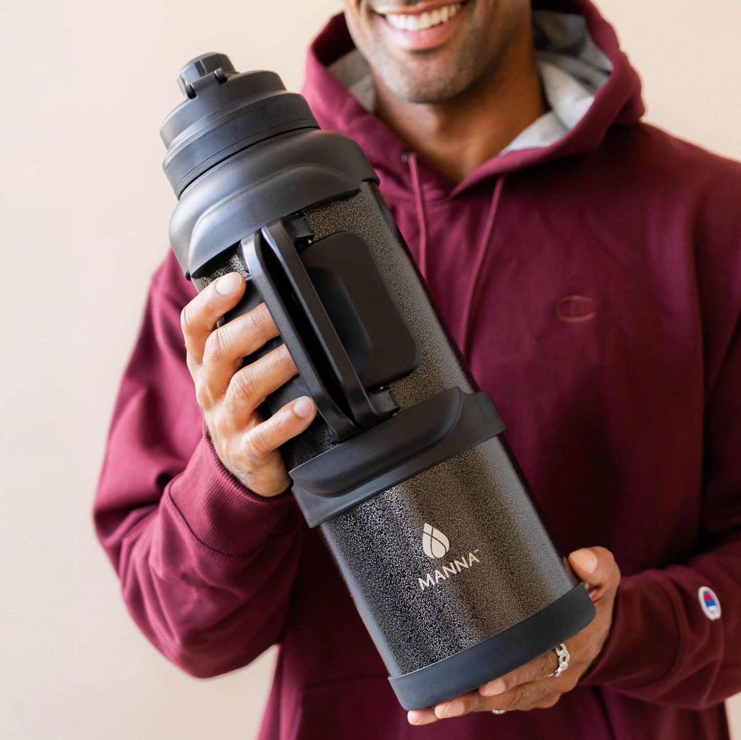 4l-titan-bottle-135-oz-b0 5Manna_Website_Lifestyles-29.jpg